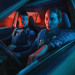 待命警察 - urgOc75FXlEU64eToxSypCarJoN.jpg